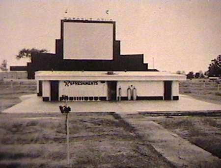 Auto Theatre - PROJECTION AND SCREEN - PHOTO FROM RG